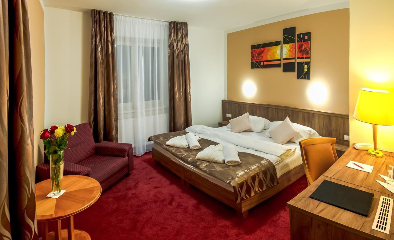 Wellness Hotel Hluboky Dvur Hrubá Voda Extérieur photo